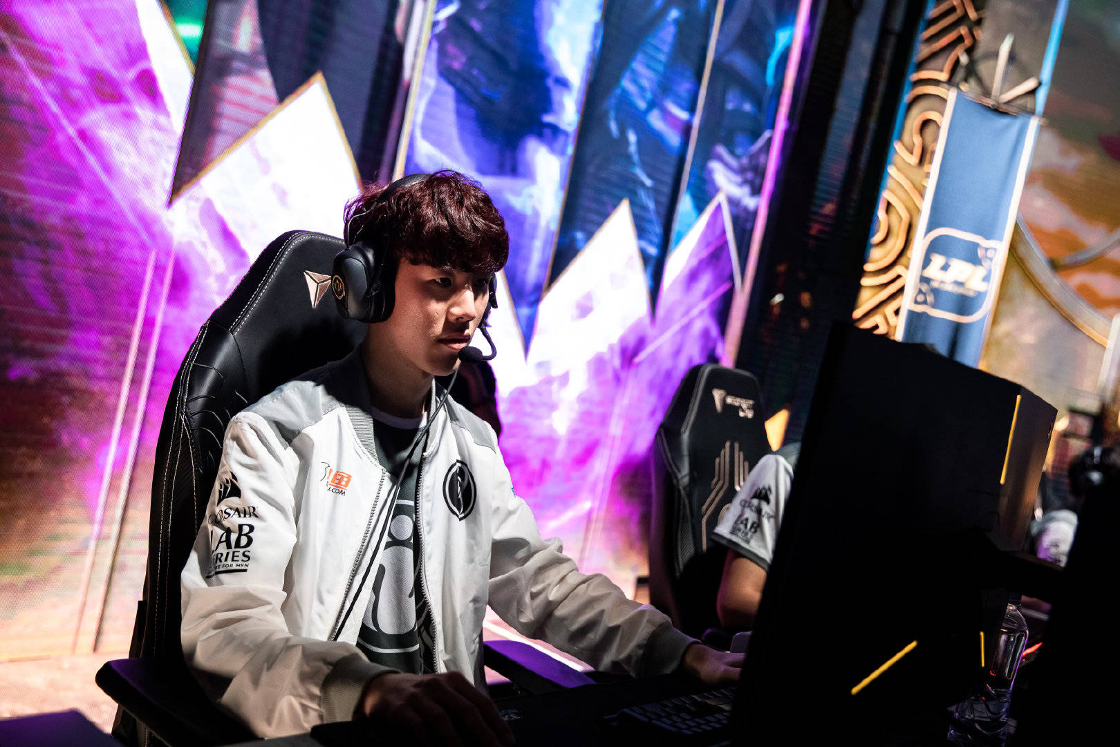 九游游戏中心凯恩爆冷击败日本队夏洛特黄蜂集结日官宣签约，现场解说直呼：IG球迷欢呼的简单介绍