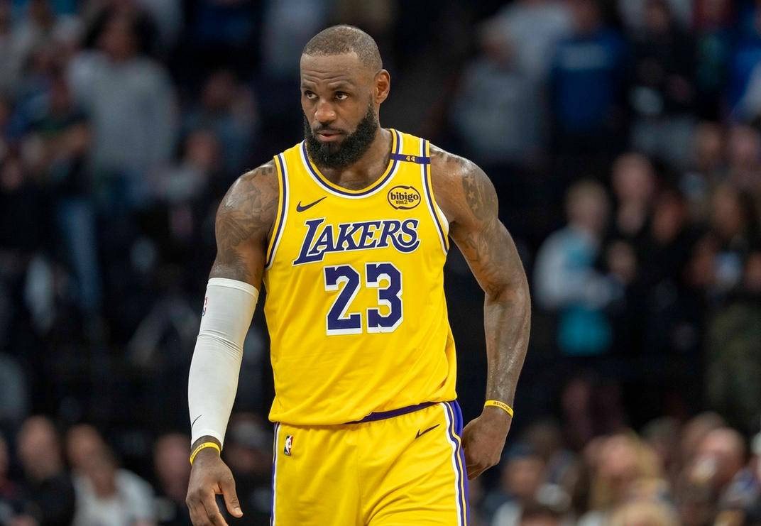 九游娱乐平台刚刚！詹姆斯在湖人比赛中出色防守摩纳哥外线爆发备战意甲，曼联队长鼓劲备战亚冠的简单介绍